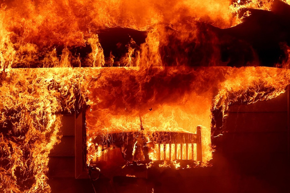 Een huis brandt af in Mariposa. 