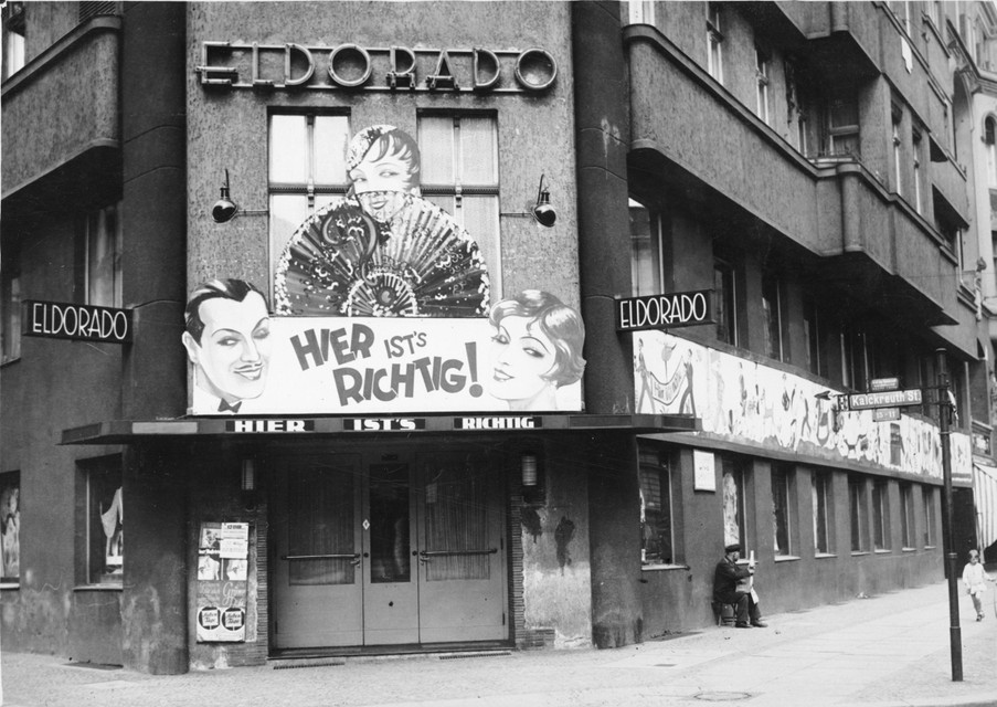 Club Eldorado in Berlijn in 1932, waar ook homoseksuelen zich thuis voelden. Tot de nazi’s het sloten en er een partijkantoor van maakten (foto onder).