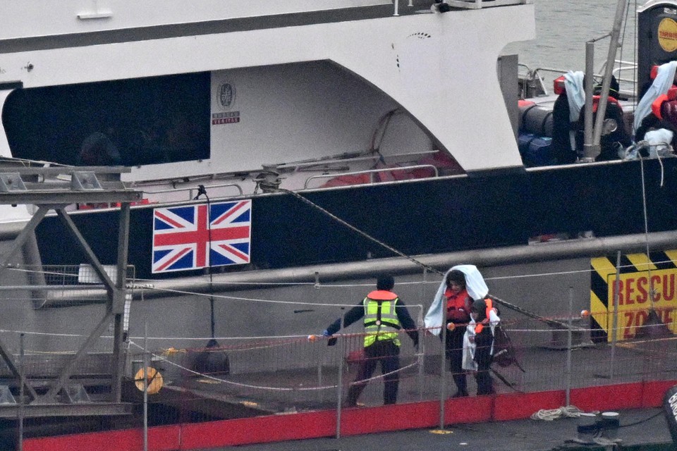 Zaterdag werden de vermoedelijk eerste migranten van het jaar die het Kanaal overstaken, aan wal gebracht in de Engelse havenstad Dover.
