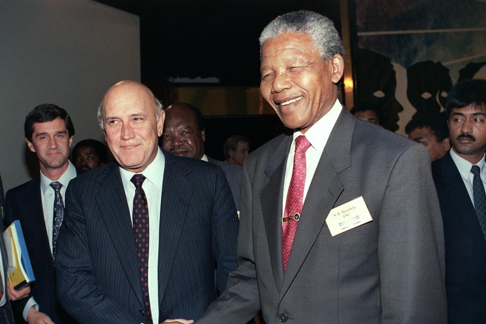 Historische foto: De Klerk met zijn opvolger, Nelson Mandela. 