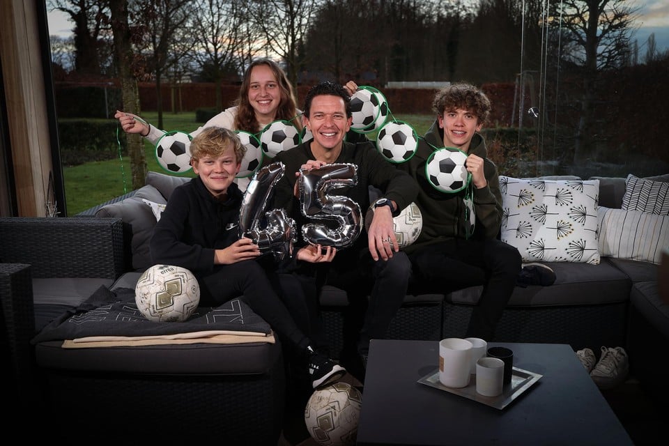 Wim Mennes - met dochter Lotte en zonen Seb en Nils - viert zijn 45ste verjaardag. De ex-prof is aan z’n laatste maanden als voetballer bezig en wil trainer worden. 