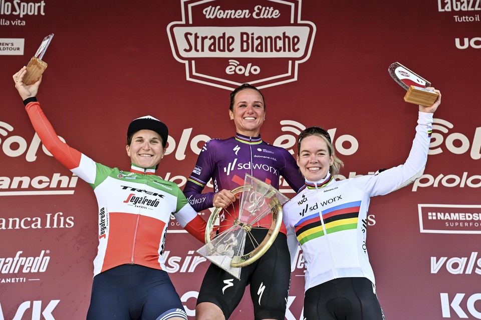 Elisa Longo Borghini (links) op het podium van de Strade Bianche. 