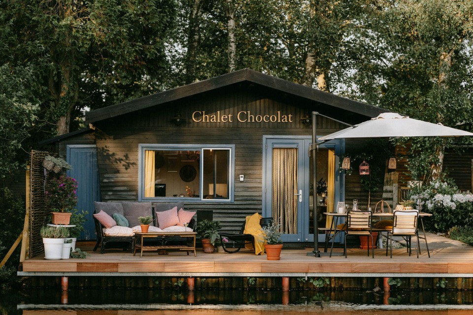 Chalet Chocolat - met vintage interieur - ligt in de adembenemende natuur aan de vijvers van domein Netevallei in Geel. 
