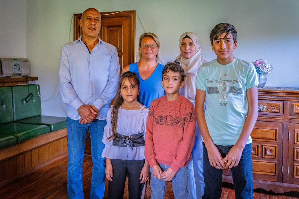 Liesbeth samen met het gezin Al Abnih (oudste zoon Omar staat niet op de foto).