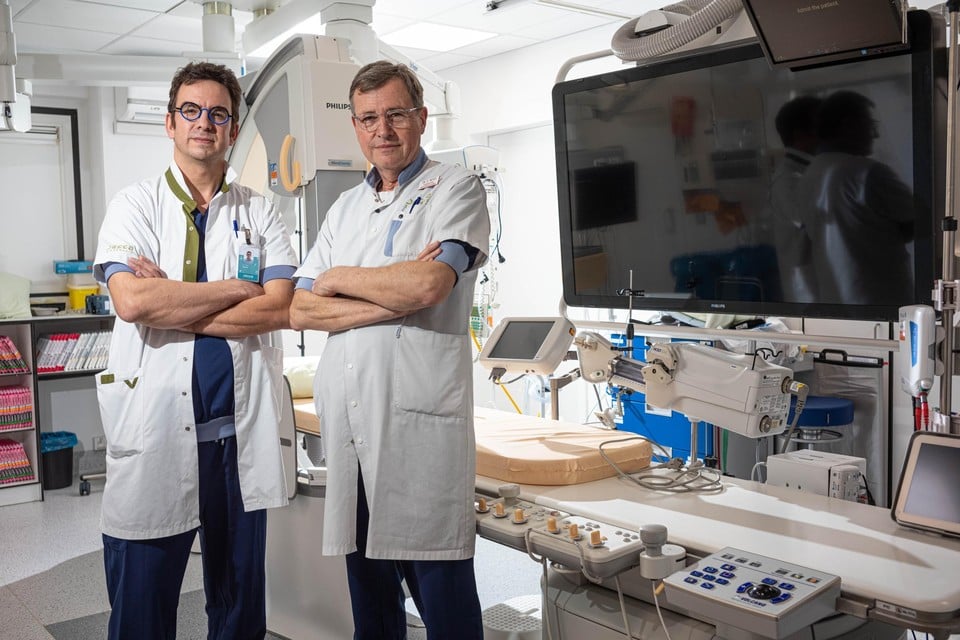 Jessa-cardiologen dr. Yoann Bataille en dr. Edouard Benit plaatsen jaarlijks tot vijftig nieuwe hartkleppen met TAVI. “De kunstklep wordt via de liesslagader naar het hart gebracht.” 