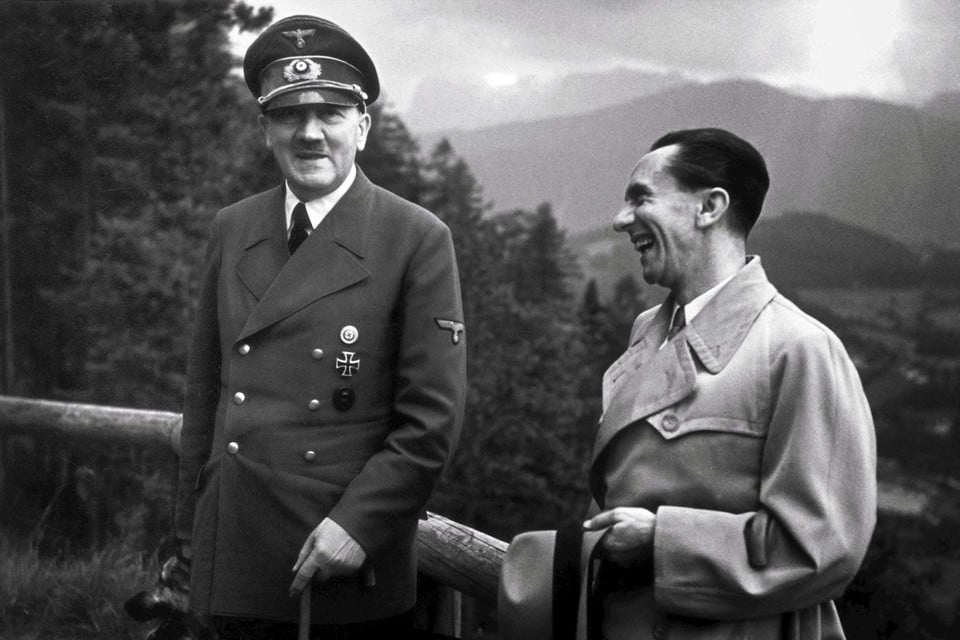 Nazikopstukken Hitler en Goebbels.