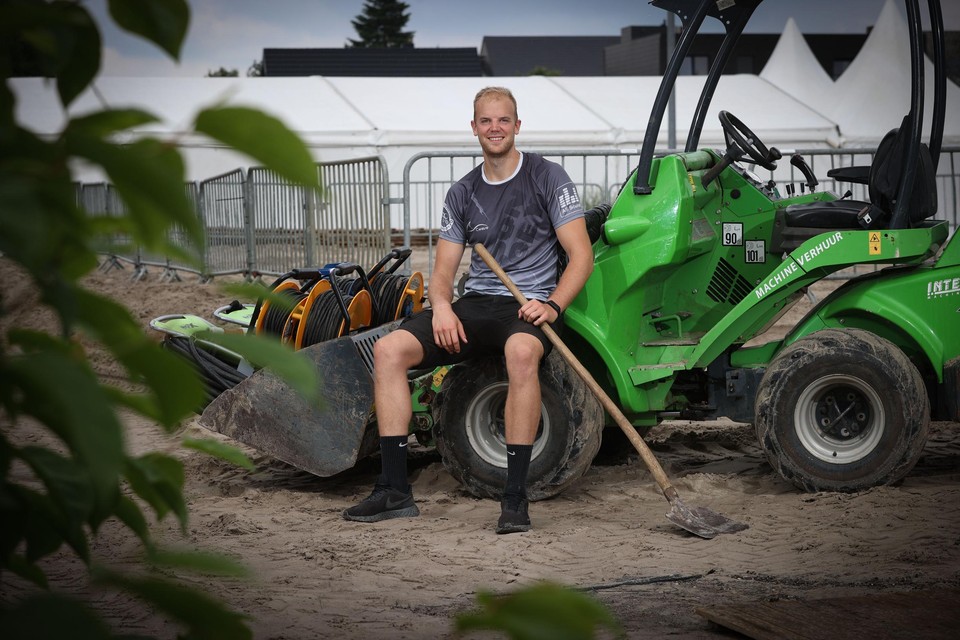 Martijn Colson is één van de drijvende krachten achter het toernooi, waarvoor 35 vrachtwagens zand aangevoerd werden.“Onze sport kan zo’n boost gebruiken”, reageert Limburgs voorzitter Jan Martens (onder). 