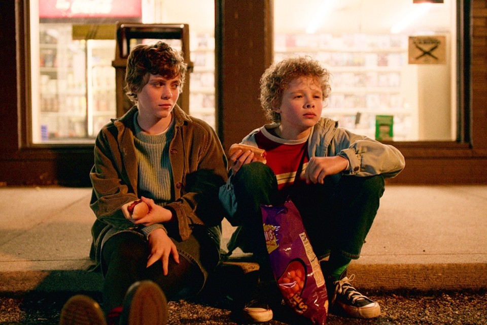 Sophia Lillis (links) als Sydney in I Am Not Okay With This. 