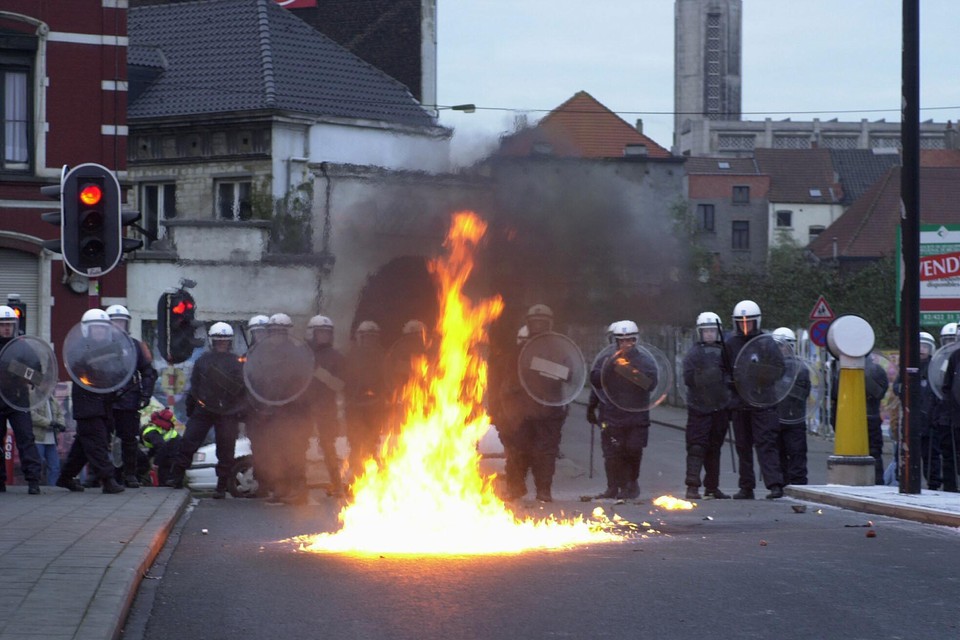 Archiefbeeld van een echte betoging waar molotovcocktails naar de politie werden gegooid.  