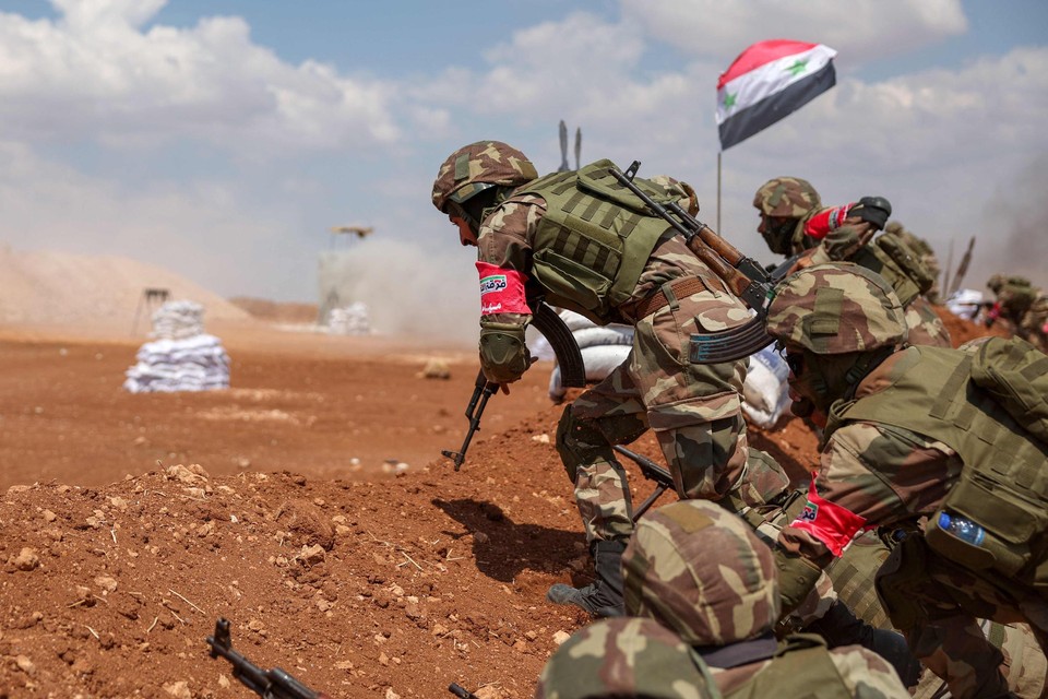 Themabeeld: Syrische strijders nemen deel aan een militaire oefening.