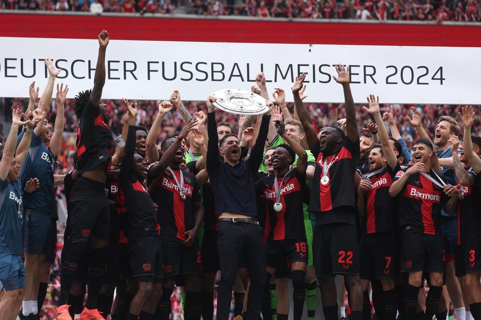 Xabi Alonso, de architect van dit Leverkusen, steekt de Meisterschale in de lucht.