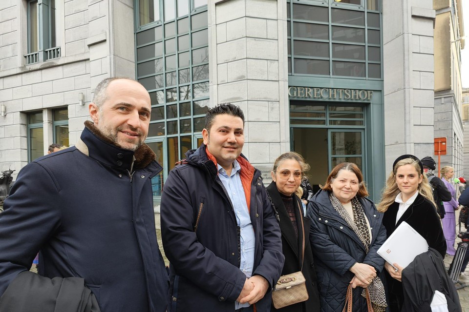 Mehmet Demir en zijn moeder Duman Müjgan met de advocaten Bert Partoens en Victoria Roddi.