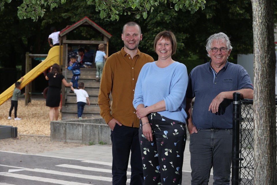 Claudine Paredis (foto midden), directeur van BuBaO Sint-Elisabeth in Peer, met preventie-adviseurs Tom Vanoirbeek en Luc Lamotte. 