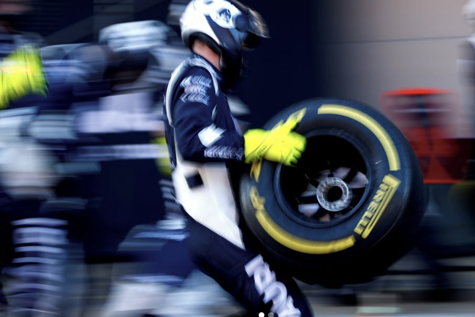 Een F1-teamlid met een band van Pirelli