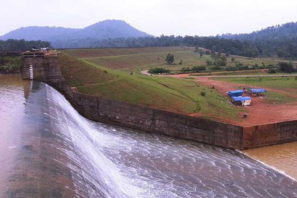 Het Kherkatta-reservoir in India, waar miljoenen liters water werden verspild in de zoektocht naar een gsm.