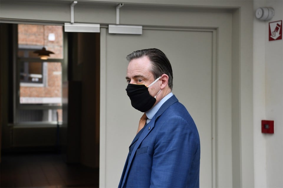 N-VA-voorzitter Bart De Wever met zelfgemaakt mondmasker 