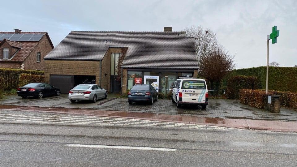 De politie spande een lint voor het gebouw van de overvallen apotheek in de Onze-Lieve-Vrouwstraat in Terkoest.