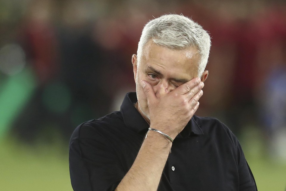 José Mourinho in tranen na de gewonnen finale tegen Feyenoord.