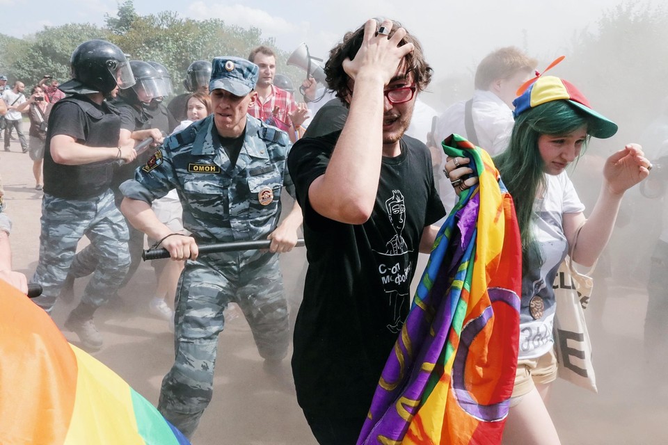 De politie van Sint-Petersburg slaat een gay pride uiteen.