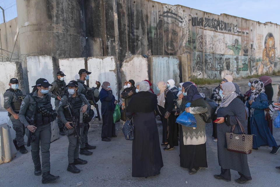 Palestijnse vrouwen die wachten om checkpoint Qalandia te passeren tussen Ramallah en Jeruzalem 