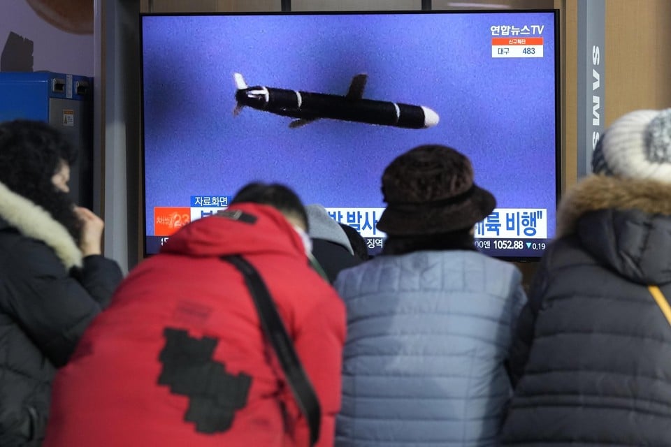 In het zuiden volgen mensen de raketoefeningen van noorderbuur Noord-Korea. 
