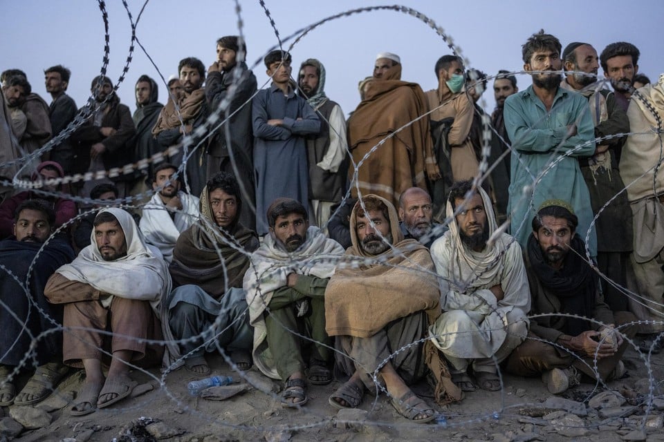 Afghaanse vluchtelingen wachten aan de Torkham-grens om naar huis te keren.
