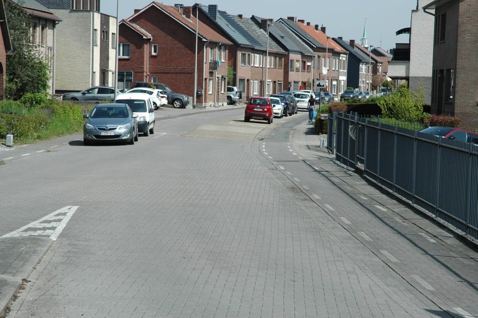 Het stuk Heirstraat vanaf de rotonde met de Ringlaan richting centrum wordt eenrichtingsverkeer. Nu is er nog links en rechts parkeren.