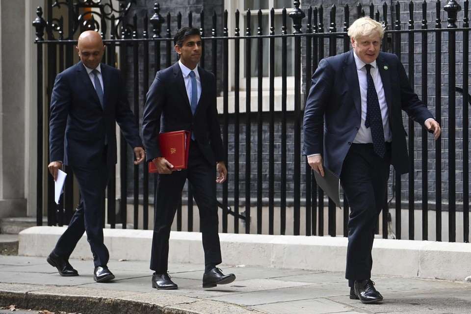 Boris Johnson en de ministers Javid (links) en Sunak (midden) toen alles nog koek en ei was. 