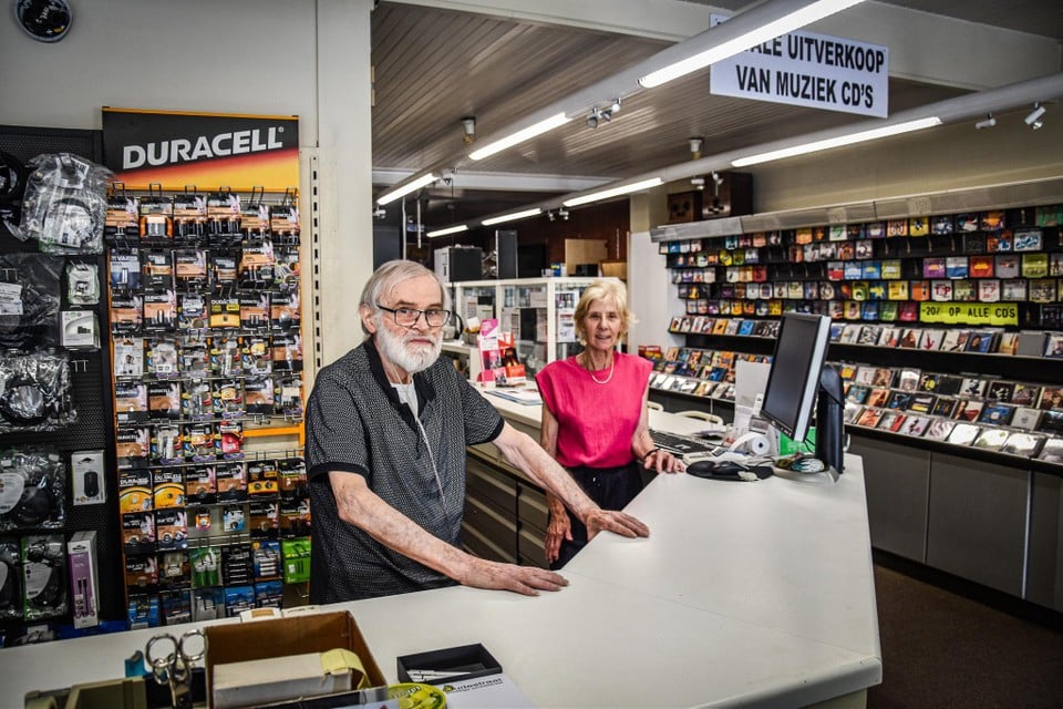 Jos Kerkhofs met zijn vrouw Annemie Helsen in de winkel die ze ruim zes decennia samen hebben uitgebaat.