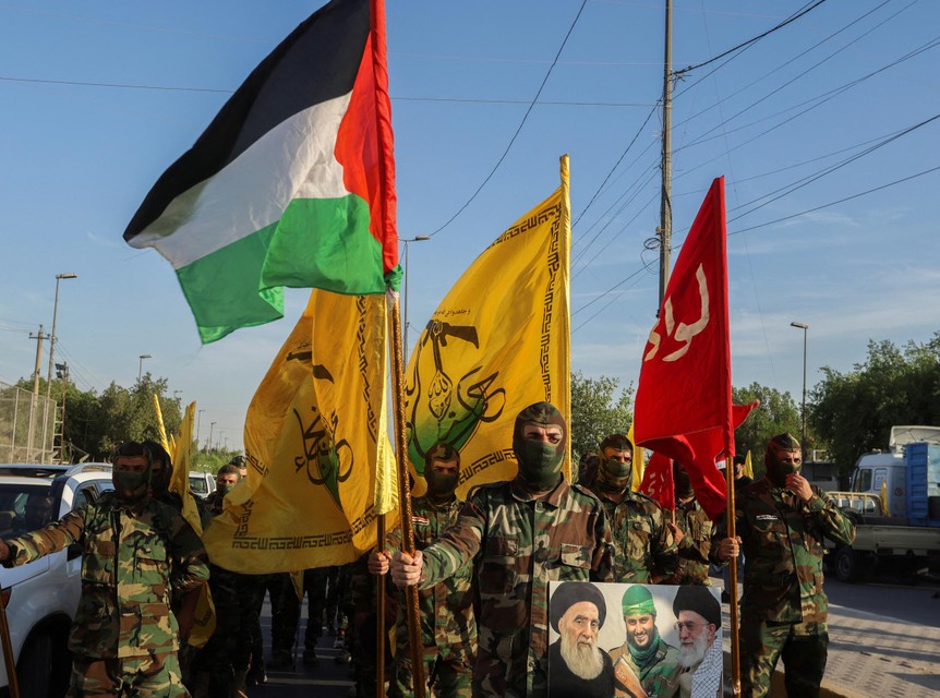 Leden van Hezbollah met hun eigen (gele) vlag, en ook de Palestijnse vlag.