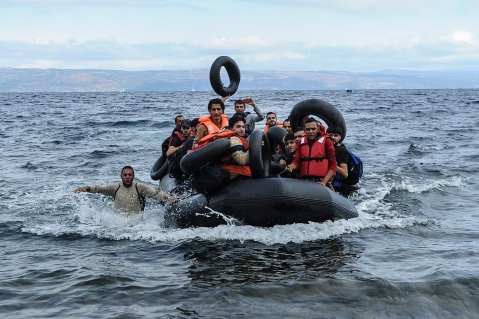 Vluchtelingen komen aan op de kusten van het Griekse Lesbos nadat ze de zee zijn overgestoken vanuit Turkije. Het aantal Turken dat in ons land asiel aanvraagt, vaak uit angst voor president Erdogan, zit in de lift. 