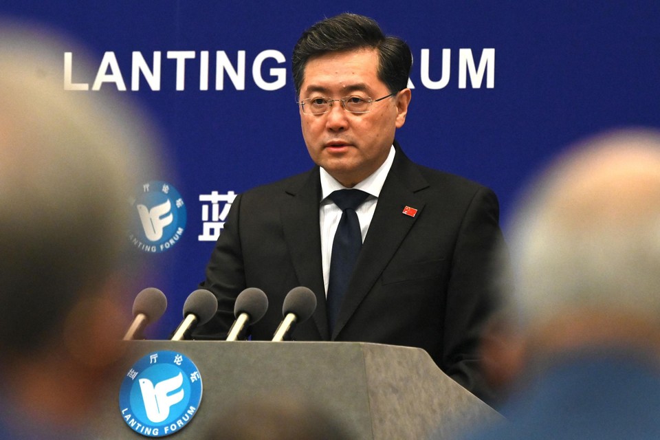 Chinees minister van Buitenlandse Zaken Qin Gang riep in een toespraak “bepaalde landen op om onmiddellijk te stoppen met olie op het vuur te gooien”.