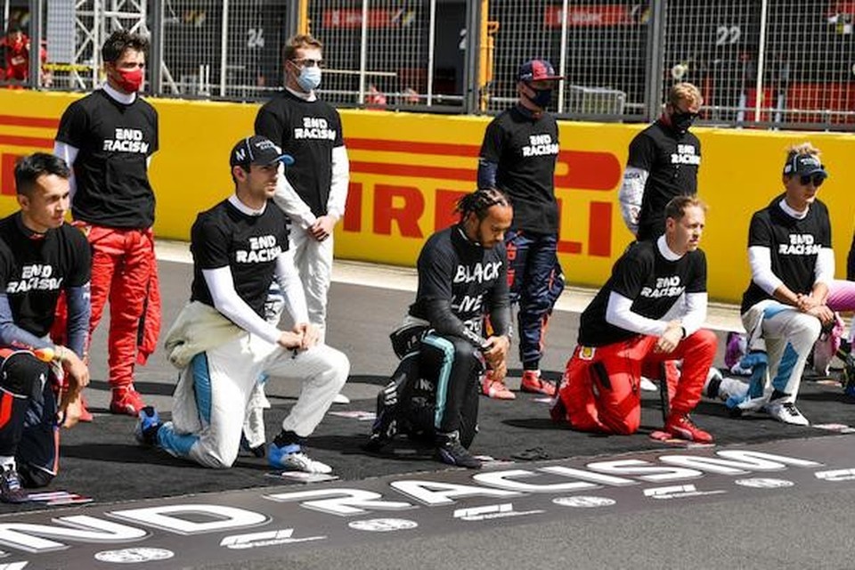 Lewis Hamilton knielt samen met ander F1-piloten tijdens het ‘We Race As One’-moment 