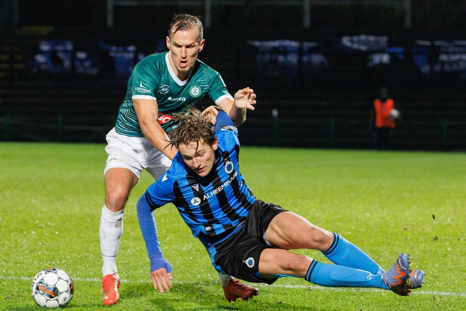 Stijn Wuytens en Romeo Vermant vechten om de bal.