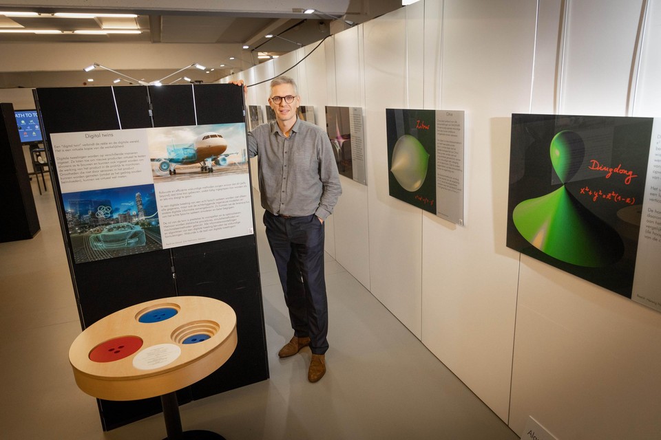 Prof. dr. Niel Hens op de wiskunde-tentoonstelling aan de UHasselt. 