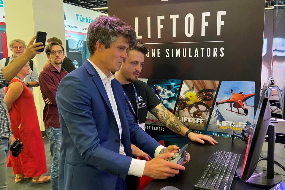 Vlaams minister van Media Benjamin Dalle probeert met een virtuele drone te vliegen op de stand van het Hasseltse gamebedrijf LuGus Studios  