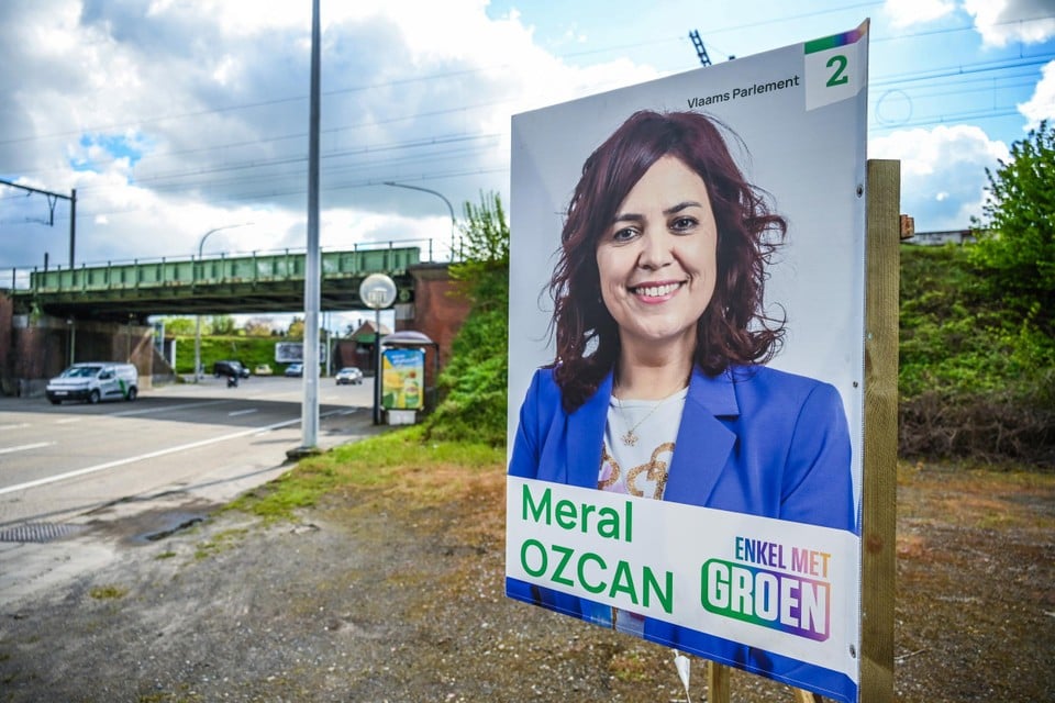 In Hasselt heeft Meral Ozcan een plekje langs de drukke Kuringersteenweg te pakken. “Een toplocatie”, zegt de politica, die sterk gelooft in de kracht van de klassieke affiche.