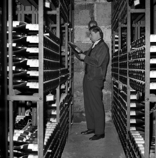 Een blik in de wijnkelder in 1964.