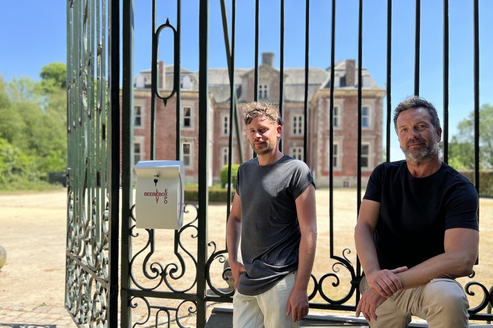 Ben Devriendt (links) en Filip Wuyts van Toerisme Vlaanderen bij de babybox aan het kasteel Vilain XIIII in Leut. 