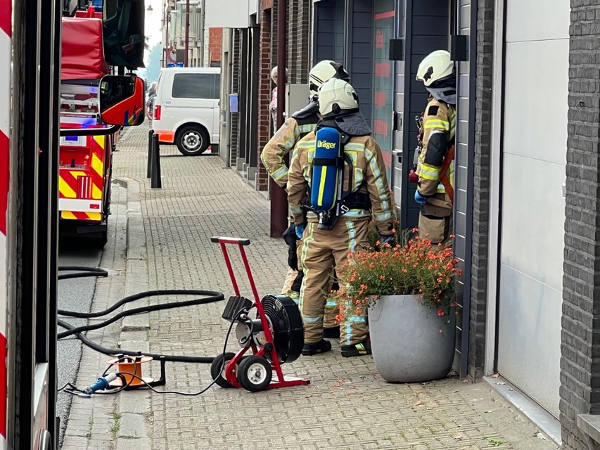 De brandweer moest de kelder en woning ventileren in de Brugsestraat.