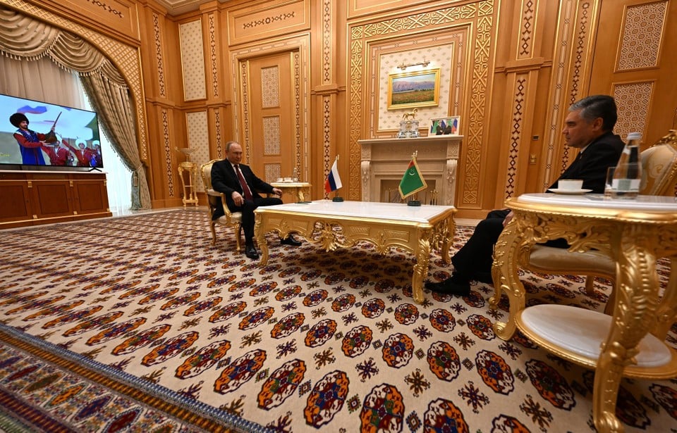 De tafel tijdens de ontmoeting tussen president Poetin en de Turkmeense leider Gurbanguly Berdymukhamedov was nog relatief bescheiden... 