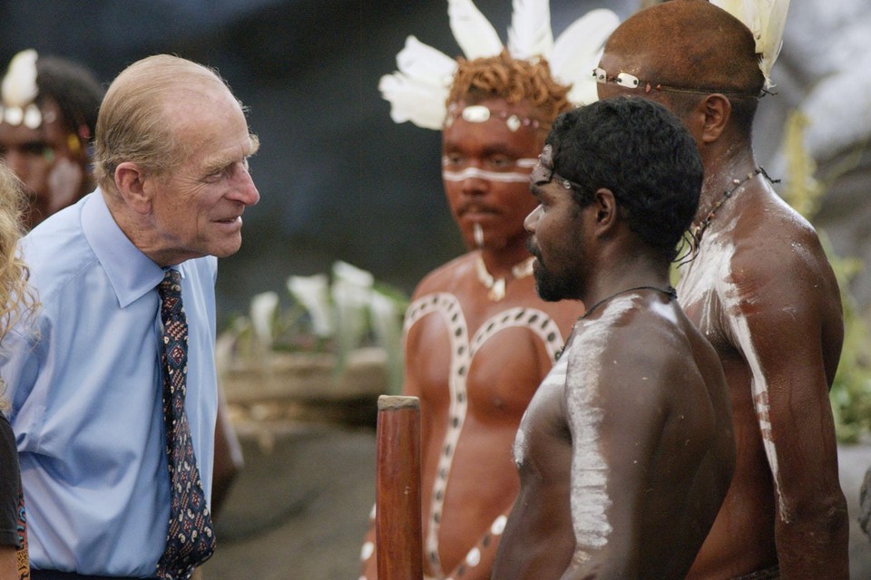 Tijdens een staatsbezoek aan Australië vroeg hij een Aboriginal “of ze nog steeds met speren naar elkaar gooien”.  