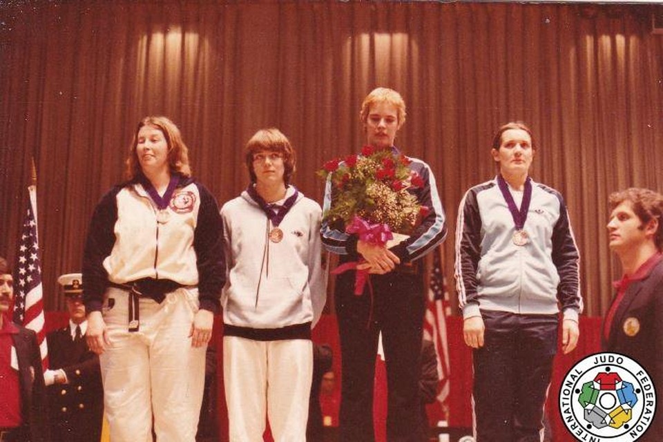 Ingrid Berghmans schrijft geschiedenis in Madison Square Garden: ze wint het eerste WK judo voor vrouwen. 