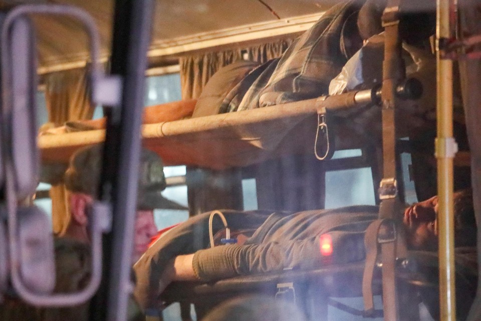Gewonde Oekraïense strijders werden vannacht door de Russen uit de Azovstal-fabriek in Marioepol geëvacueerd met bussen. 