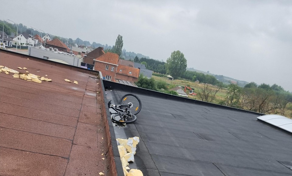 Eén fiets werd door de dieven achtergelaten op het dak. 