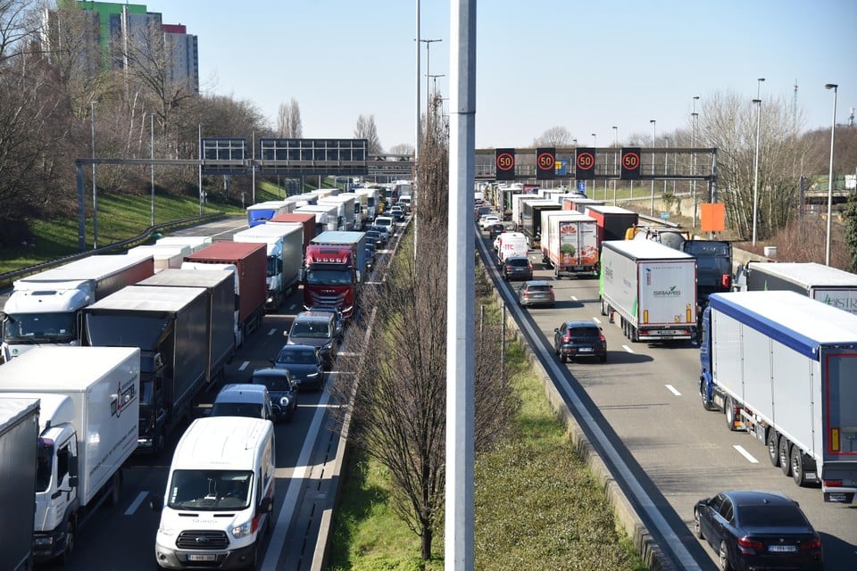 Leed Nog steeds Stevig Zes voertuigen lopen schade op door onbekend voorwerp op Antwerpse ring,  lange files | Het Belang van Limburg Mobile