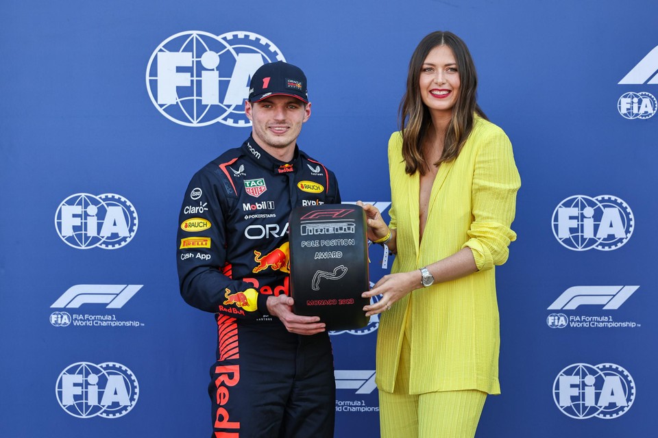 Tijdens de kwalificaties mocht Sharapova Verstappen ook al de Pole Position Award overhandigen.