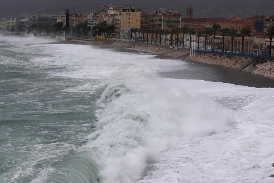 Zware golven in Nice 