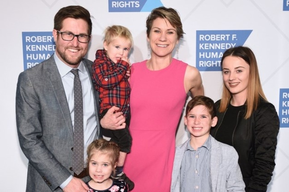 Maeve Kennedy McKean (in het roze) met haar man en hun kinderen in 2019. Haar zoon Gideon (tweede rechts) werd ook teruggevonden. AFP 