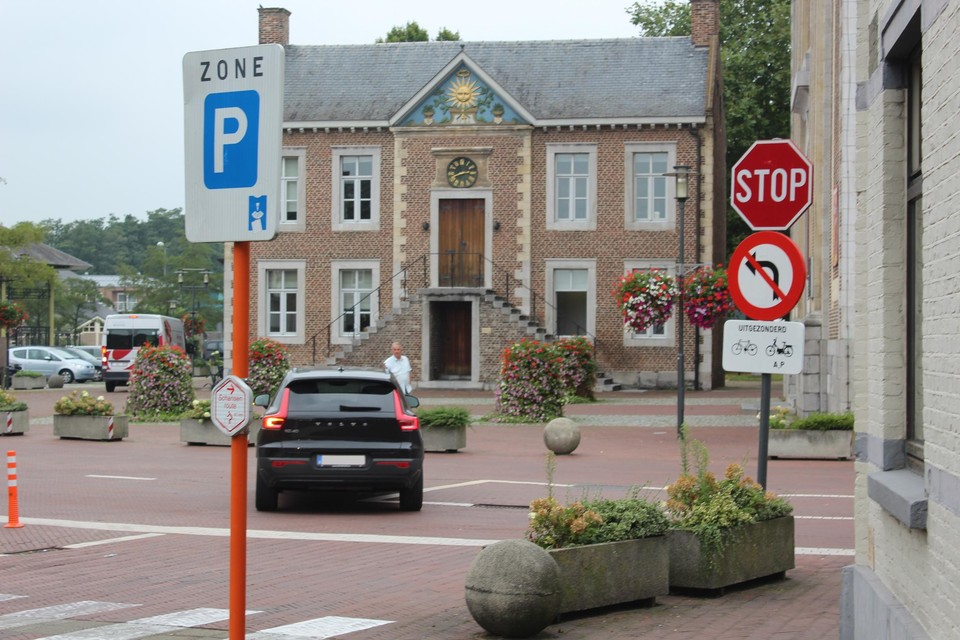 Sinds vorig jaar mogen automobilisten die van Genk komen in het centrum van Zonhoven niet meer linksaf slaan richting Heuvenstraat.  